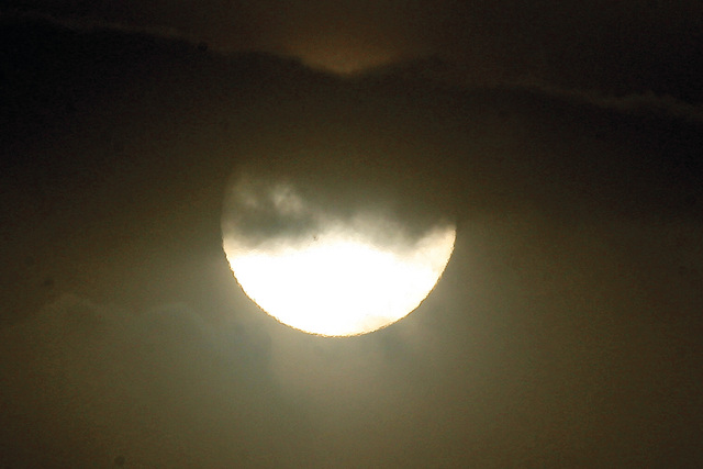 "سحب الغبار والاتربة تحجب الشمس تصوير ـ مجدي اسكندر"