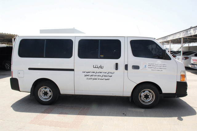 "الحافلة الخاصة للمعلمات الاحتياط المجهزة بكل احتياجاتهن تصوير- حنيف"