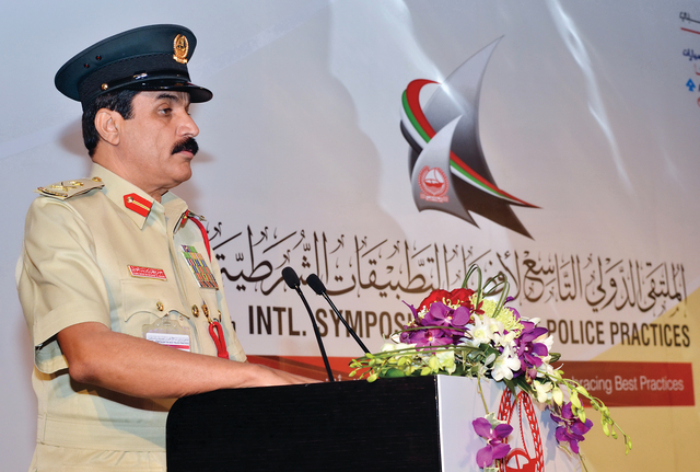 "المزينة متحدثاً خلال الملتقى"