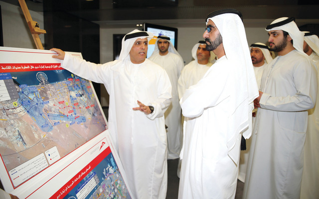"محمد بن راشد يستمع من الطاير إلى شرح عن مشاريع هيئة الطرق بحضور مكتوم بن محمد\t تصوير:خليفة اليوسف"