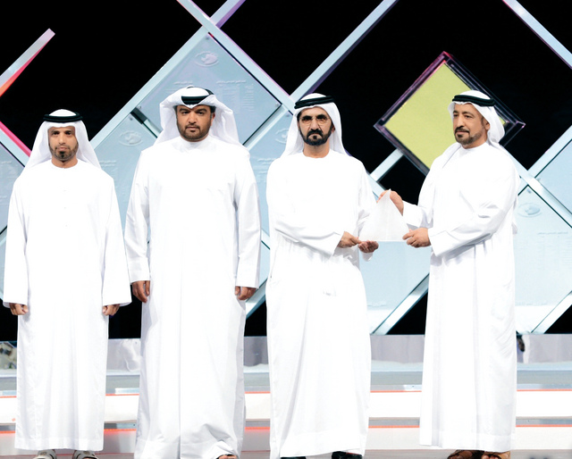 "محمد بن راشد يسلم أحمد بطي أحمد ويوسف السهلاوي وجمعة الغيث الجائزة"