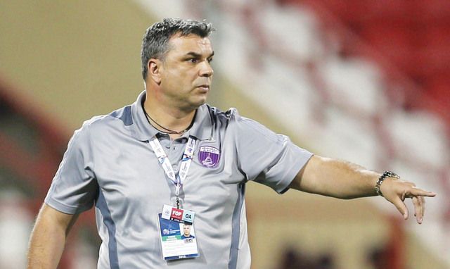 "كوزمين يوجه لاعبيه خلال المباراة\tأ ف ب"