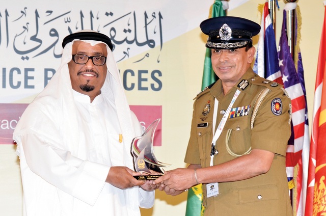 "ضاحي خلفان يكرم أحد المحاضرين"