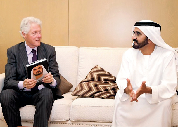 "محمد بن راشد يهدي بيل كلينتون نسخة من كتابه رؤيتي"