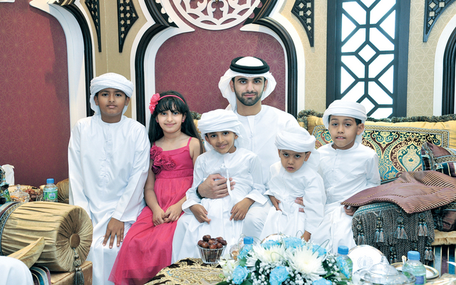 "منصور بن محمد بن راشد مع أطفال البريكي وبن ذيبان"