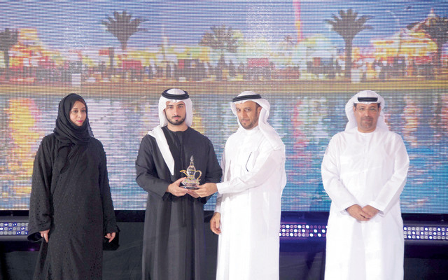 "ما جد بن محمد يكرّم اللواء محمد المري"