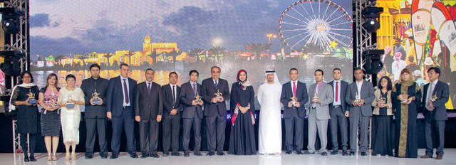 "سعيد عبدالرضا يتوسط المكرمين"