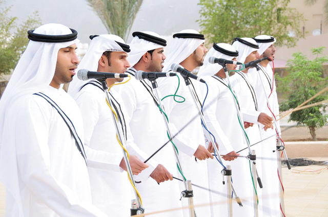"عروض فنية للفرق الشعبية"