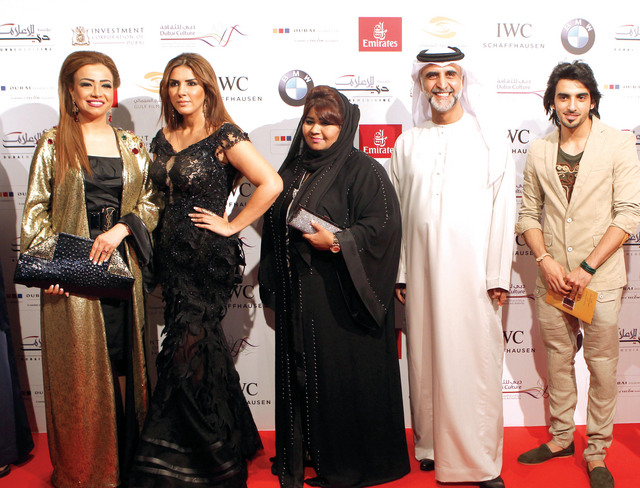 "حبيب غلوم يتوسط عمر الملا وفاطمة جاسم وزهرة عرفات وبروين حبيب"