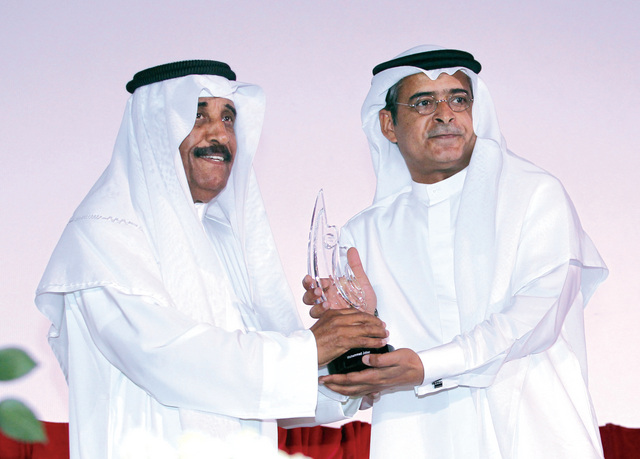 "عبد الحميد جمعة يكرم الممثل الكويتي محمد جابر"