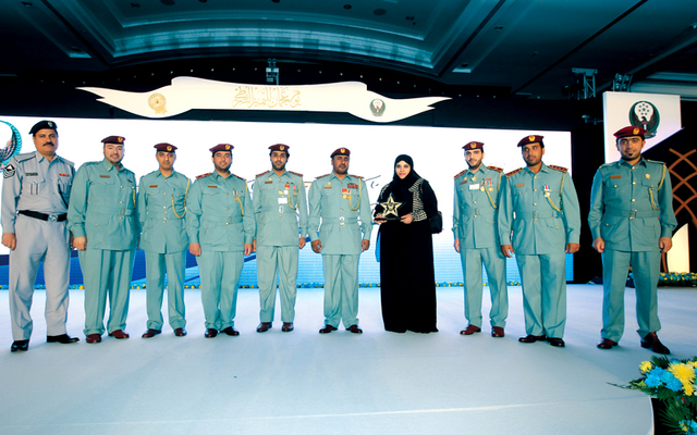 "فريق التميز الحاصل على جائزة أفضل إدارة\t تصوير: خالد نوفل"