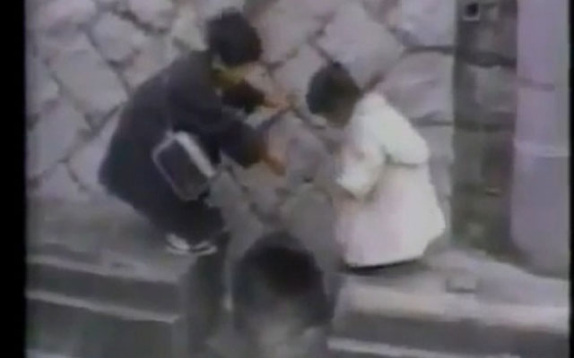 شاهد..طفل يحول جسمه جسراً لمساعدة شقيقته على عبور حفرة