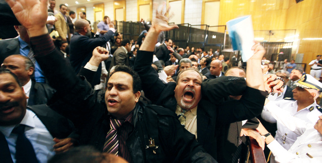 "محامون يهتفون ضد مبارك عقب قرار المحكمة التنحي\t\t اي.بي.ايه"