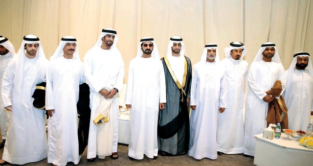 "محمد بن راشد خلال حفل الزفاف بحضور نهيان بن مبارك وخالد وسلطان بن سليم والعريس وعدد من المدعوين"