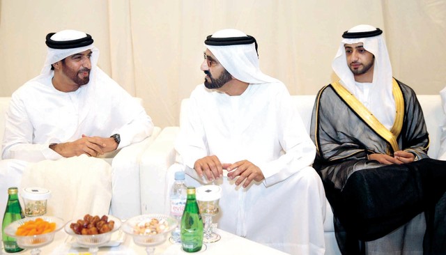 "نائب رئيس الدولة في حديث مع خالد بن سليم ونجله مانع"