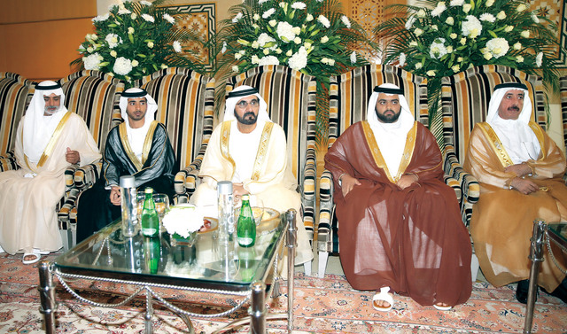 ".. وسموه بحضور ولي عهد الفجيرة ونهيان بن مبارك وحشر بن مكتوم والعريس خلال الحفل"