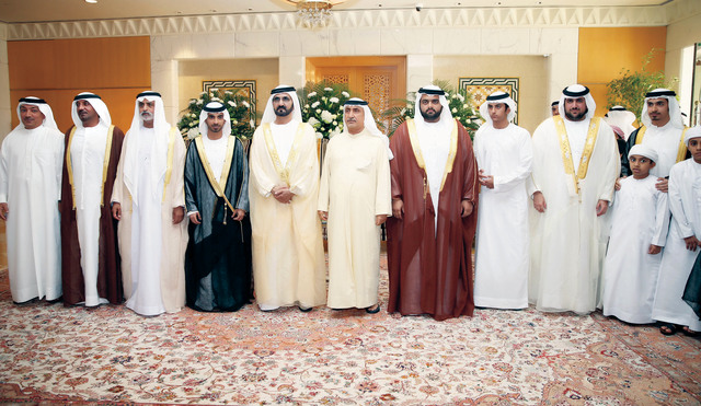 "محمد بن راشد ومحمد بن حمد الشرقي وأحمد بن سعيد ونهيان بن مبارك وسعيد بن حمدان بن راشد وعدد من الشيوخ وأعيان البلاد مع العريس تصوير: خليفة اليوسف"