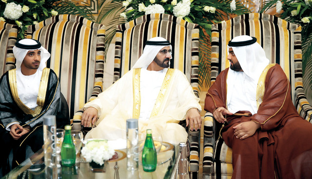 "محمد بن راشد يتبادل الحديث مع محمد الشرقي بحضور العريس"