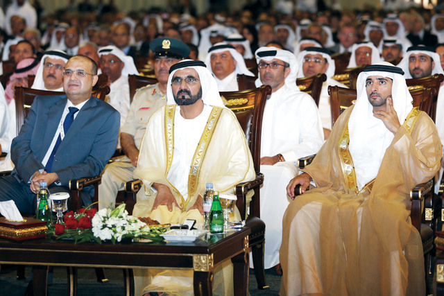 "محمد بن راشد خلال تفقده معرض ويتكس بحضور حمدان بن محمد"