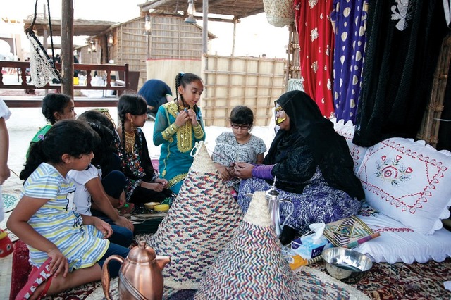 "فتيات يتعلمن ضفر القش"