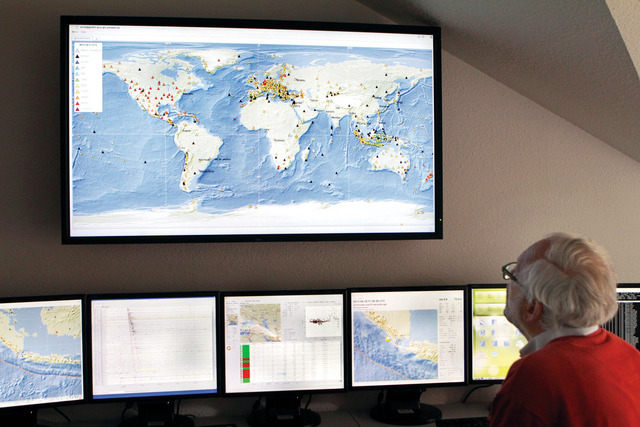 "مراقب في هيئة الأرصاد الألمانية يتابع الرسوم البيانية للزلزال\t إي.بي.أيه"