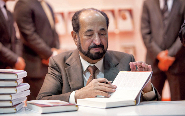 "سلطان القاسمي يوقع النسخة الإنجليزية من كتابه \"حديث الذاكرة في جزئه الثاني\""