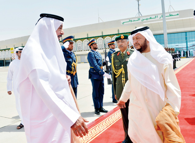 "رئيس الدولة مغادراً وفي وداعه سلطان بن زايد وحمدان بن محمد"