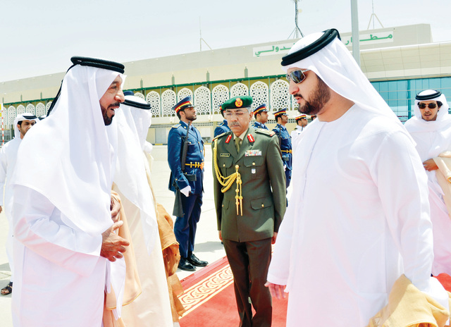 "خليفة لدى مغادرته متبادلا الحديث مع مكتوم بن محمد"