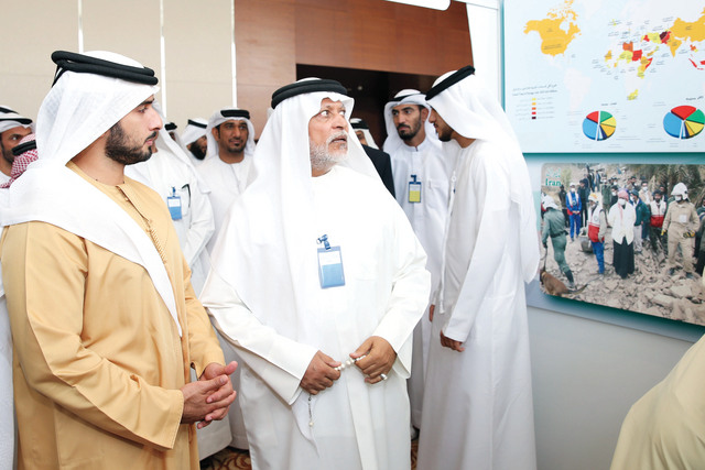 "خلال جولته بالمعرض المصاحب للملتقى بحضور إبراهيم بوملحة"