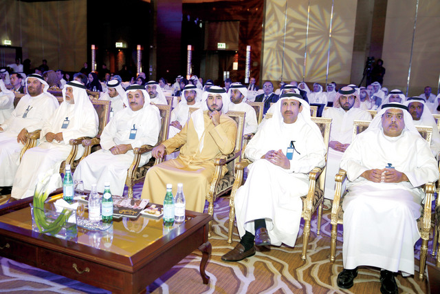 "ماجد بن محمد خلال افتتاح الملتقى بحضور محمد الشيباني وابراهيم بوملحة وعبد الله الشيباني وسلطان بن مجرن\t\t\t\t  تصوير : سيف محمد"