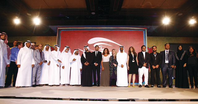 "ماجد بن محمد يتوسط المكرمين في حفل ختام المهرجان"