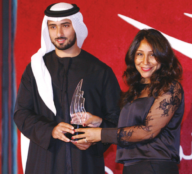 "ماجد بن محمد يكرّم هيفاء المنصور عن أفضل فيلم روائي خليجي طويل"