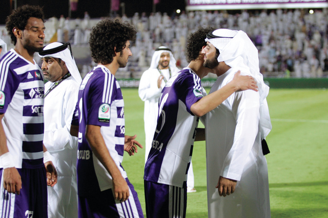 "عبد الله بن محمد يتلقي التهاني من اللاعبي"