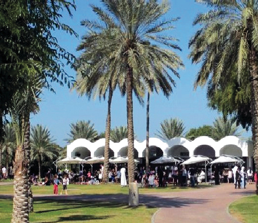 "تجمع حاشد للسلام على سموه خلال زيارته المكتبة في حديقة الصفا"
