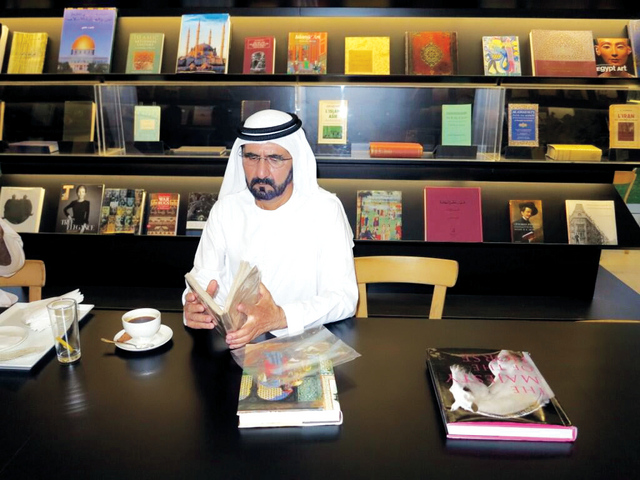 "سموه يطالع كتاباً أثناء الزيارة"