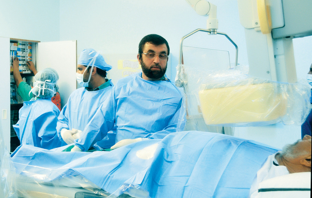 "طالب مجول خلال إجراء إحدى العمليات المعقدة \t من المصدر"