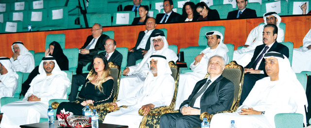 "نهيان بن مبارك يتوسط طلال أبوغزالة والفنانة يسرا وأحمد بن حمدان\t\tوام"