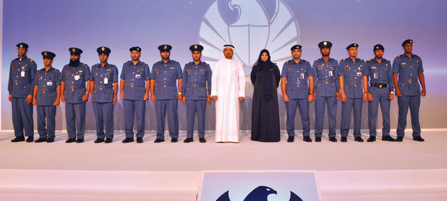 "احمد بطي مع عدد من المتميزين المكرمين"