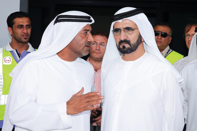 "محمد بن راشد مستمعاً إلى أحمد بن سعيد"