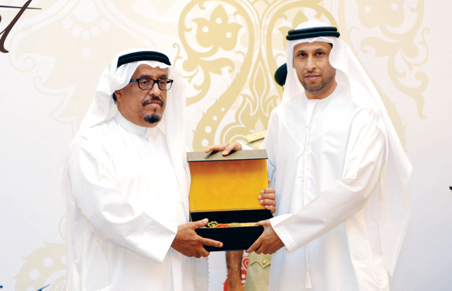 "قائد عام شرطة دبي يكرم مؤسسة دبي للإعلام ويتسلمها أحمد الحمادي"