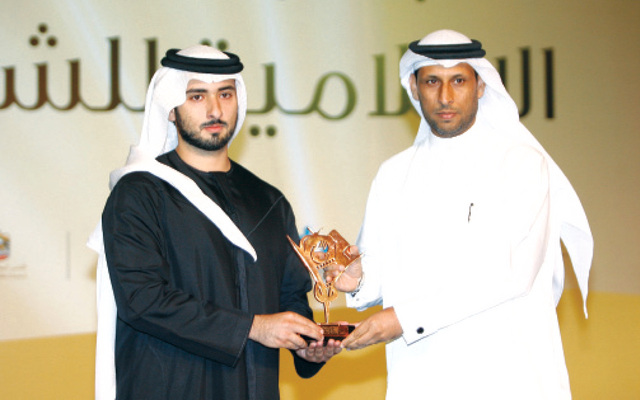 "ماجد بن محمد يكرم أحمد الحمادي عن مؤسسة دبي للاعلام"
