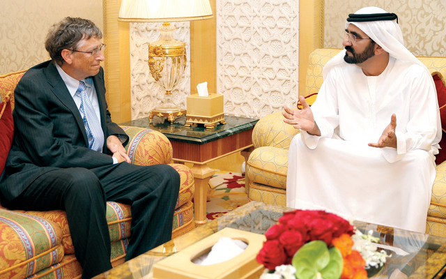 "محمد بن راشد محاوراً بل غيتس\t\t تصوير- سيف محمد"