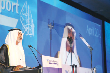 "نهيان بن مبارك متحدثاً في المؤتمر"