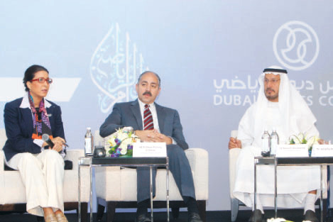 "خليفة الشعالي والعامري فاروق ونوال المتوكل خلال الجلسة الأولى من الملتقى \t تصوير ــ خليفة عيسى"