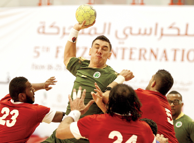 "الأهلي نجح في الفوز على الشباب وتمسك بالصدارة \t تصوير ـ خالد نوفل"