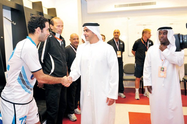 "سيف بن زايد يصافح أبو تريكة"