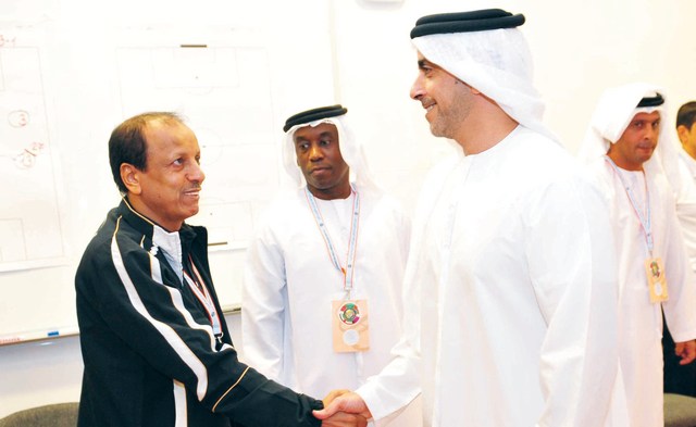 "سيف بن زايد يصافح سالم العرفي"