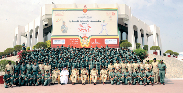 "المزينة وقيادات شرطية يتوسطون الطلبة الخريجين \t من المصدر"
