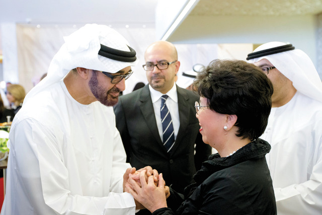 "محمد بن زايد خلال لقائه الوفود المشاركة في قمة اللقاحات \t\t وام"