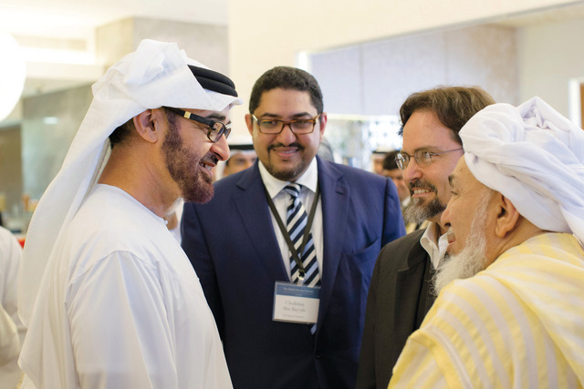 "محمد بن زايد في حديث مع وفود قمة اللقاحات \t\t\t وام"